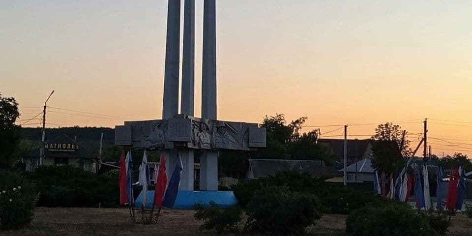 Пам'ятник на кілцевій дорозі в окупованому Старобільску.Фото з відкритих джерел