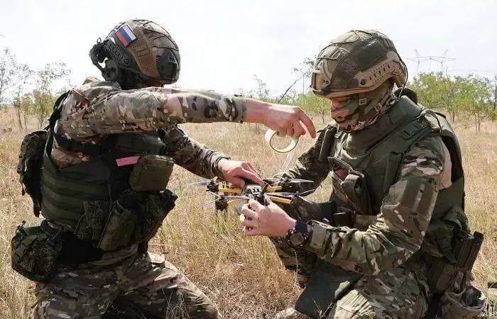 Бійці російської окупаційної армії з дроном. Фото з відкритих джерел