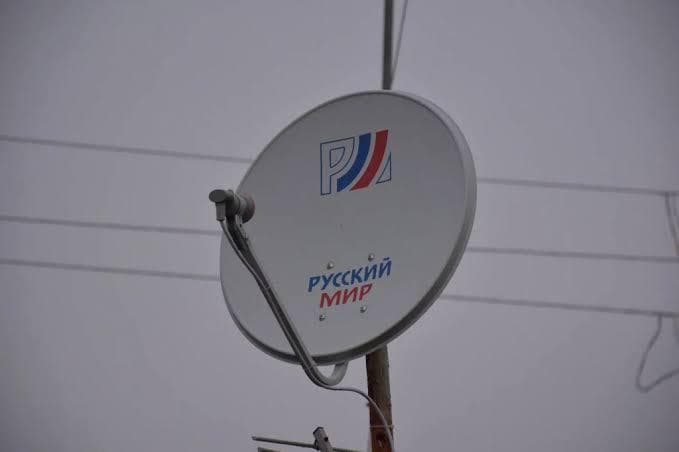 Через супутникове телебачення окупанти посилюють інформаційний контроль на ТОТ