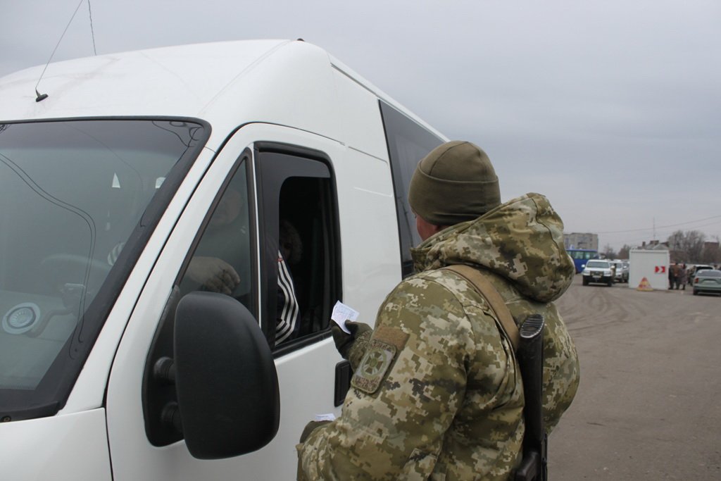 Ситуация в КПВВ: больше всего транспортных средств стоит в “Марьинке”