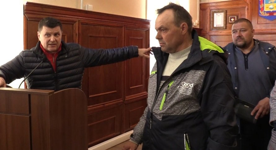 Разборки на сессии в Северодонецком горсовете: кто кого и куда послал, кто собирает «дань» и кого надо уволить