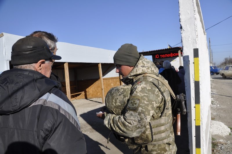 Ситуация в КПВВ: в Новотроицком с утра в очереди стоит более 100 автомобилей