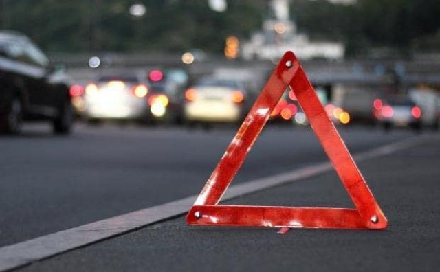 В оккупированном Луганске легковушка влетела в электроопору. Есть жертвы