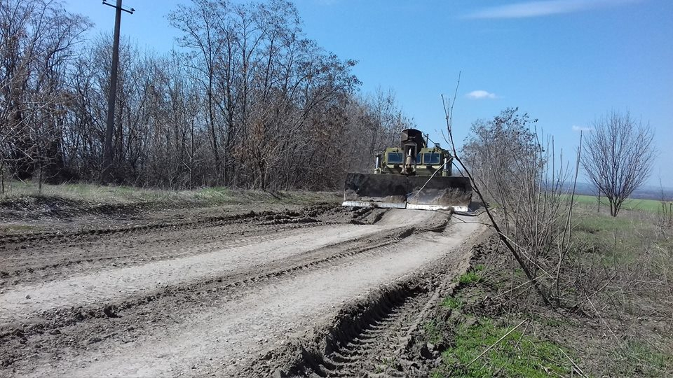 ВСУ помогают ровнять дорогу на "горках" в прифронтовом Крымском