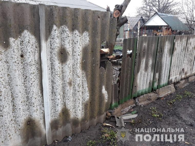 В Луганской области новый обстрел боевиков повредил жилые дома (фото)
