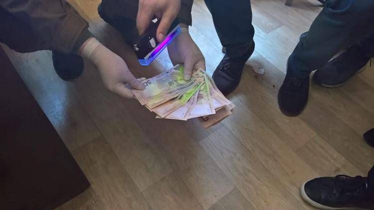 Начальник северодонецкой исполнительной службы попался на взятке