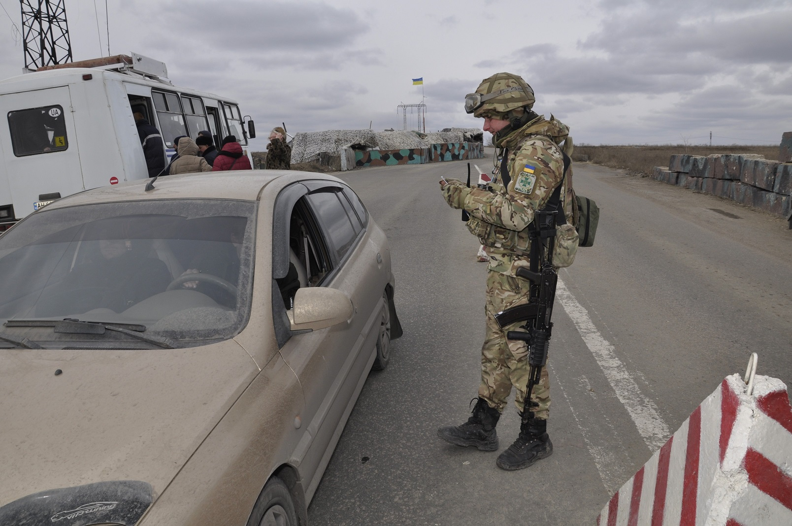 Ситуация в КПВВ: поток людей и транспорта заметно снизился в выходной день