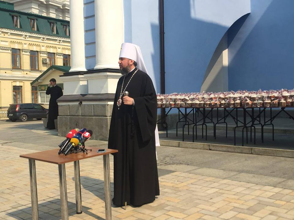 Митрополит Епифаний передал на фронт освященные паски
