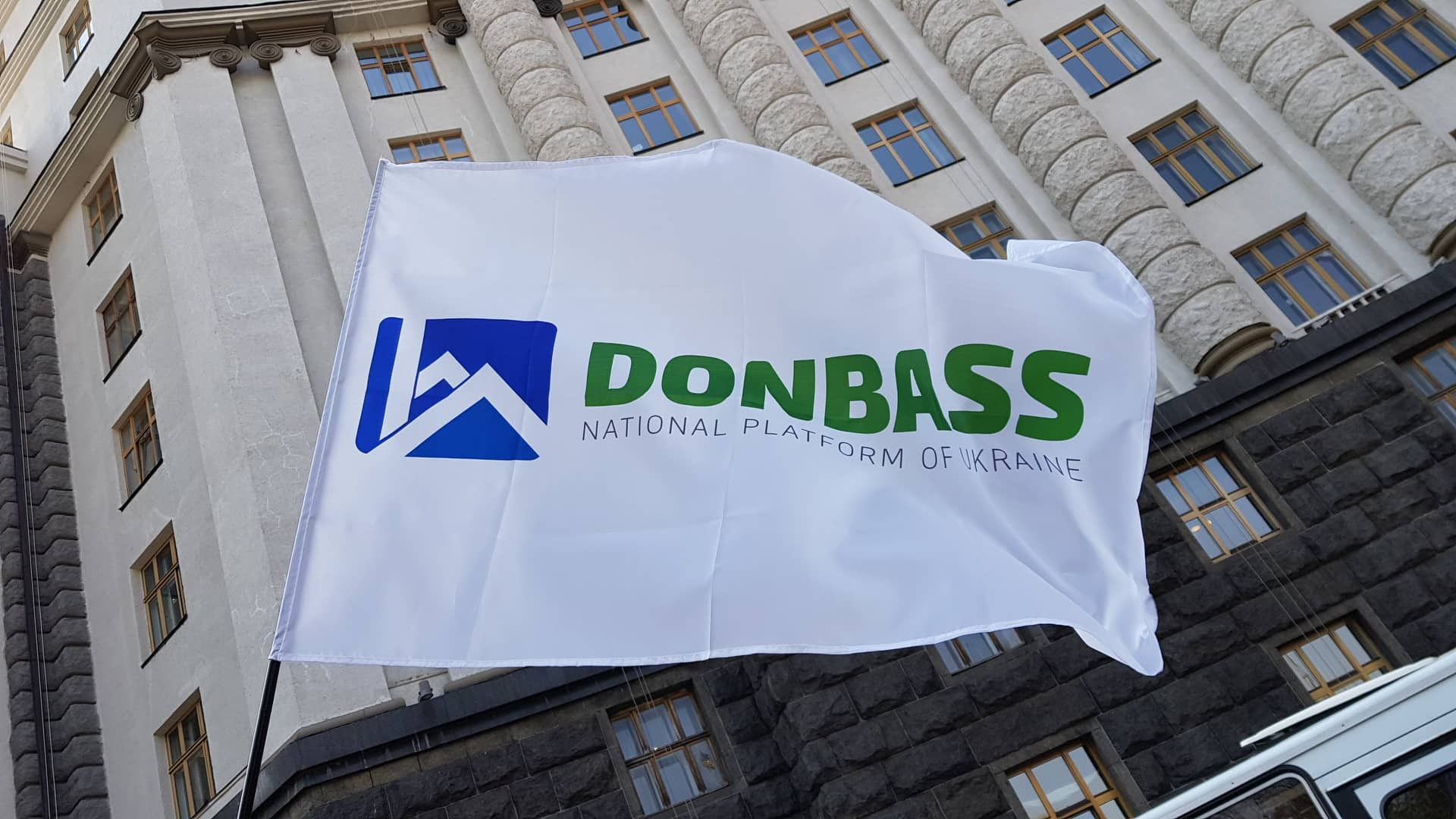 Сегодня под Кабмином прошел митинг за права переселенцев и ветеранов АТО