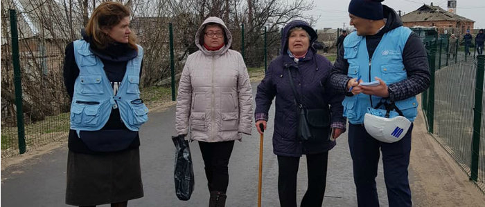 Глава Миссии ООН лично прошла через мост на КПВВ «Станица Луганская»