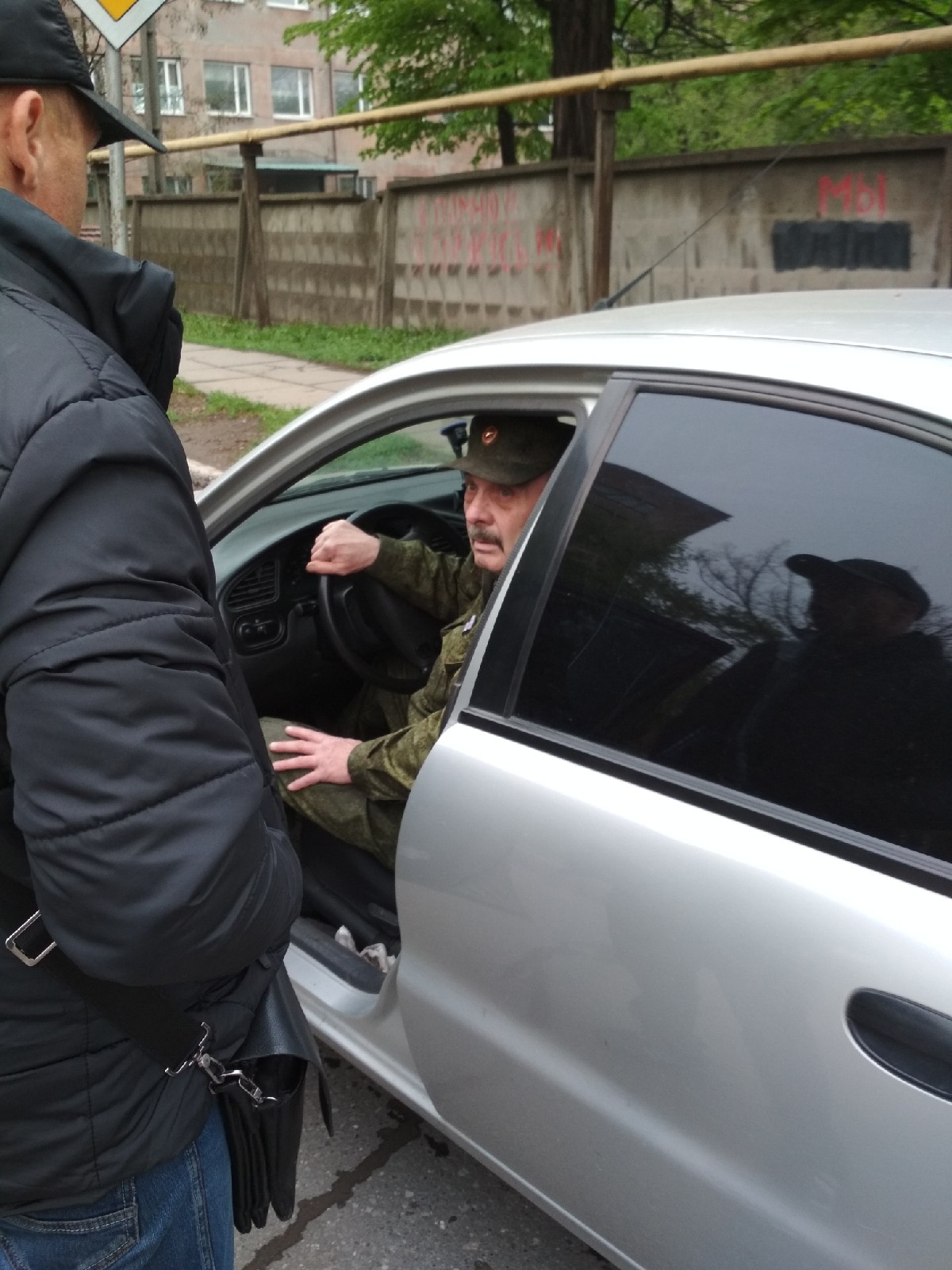В Алчевске пьяный "подполковник ЛНР" устроил ДТП и пытался скрыться (видео)