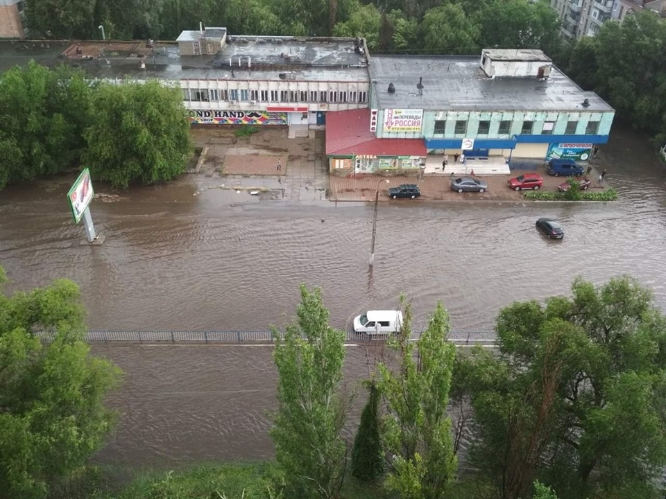 В Луганске прошел ураган с ливнем и грозой - опубликованы фото последствий