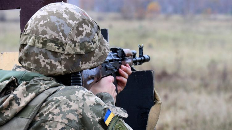 Ситуация в зоне ООС: один боец ранен, обстрелы продолжаются