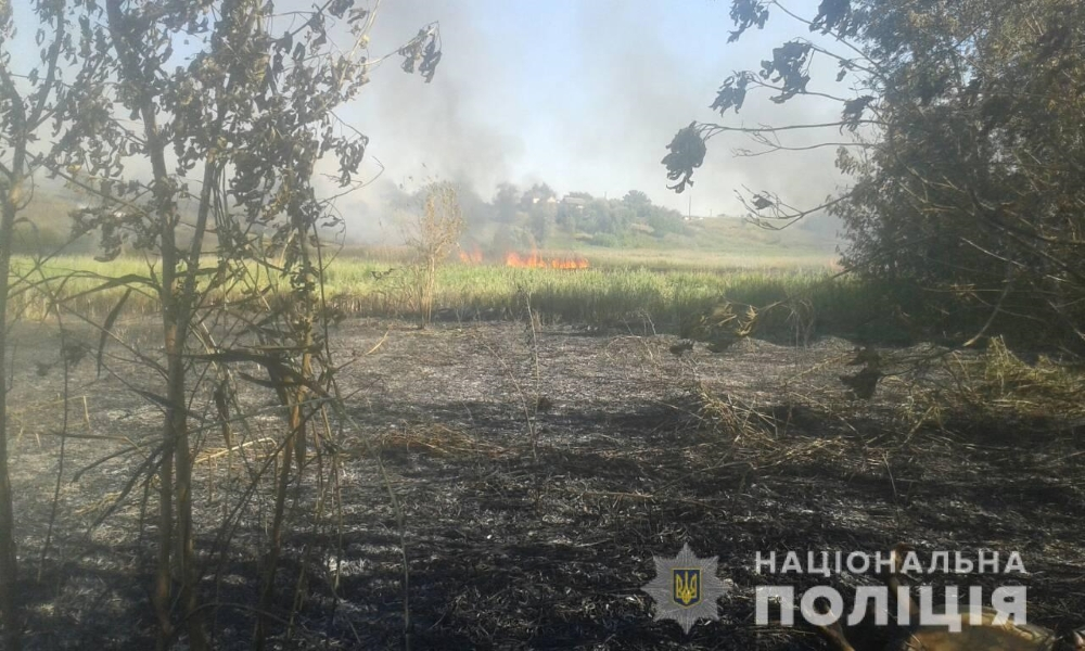 Во время пожара на поле нашли тело мужчины, которого перед смертью били током