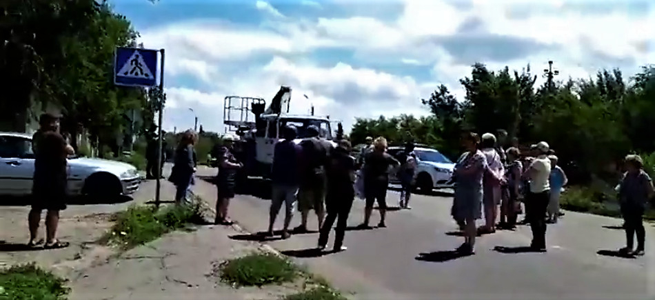 В Кривом Роге люди стали «живой стеной» и добились ремонта (видео)