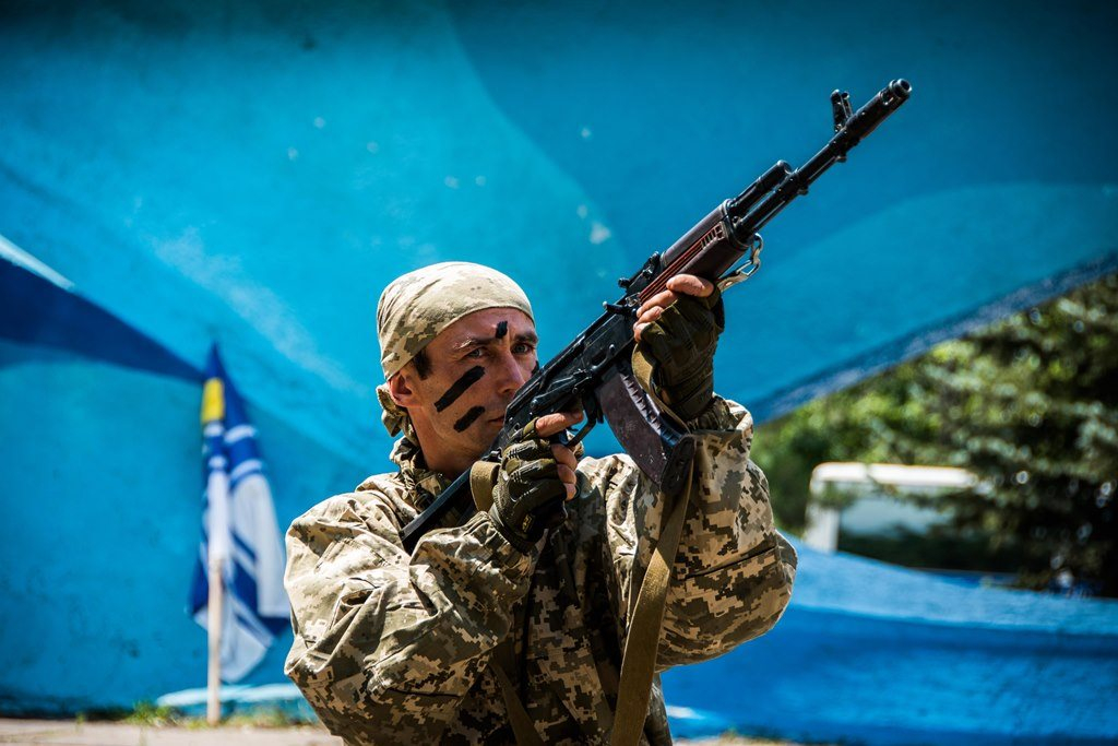 В Мариуполе моряки отметили свой праздник музыкой и боем (фото)