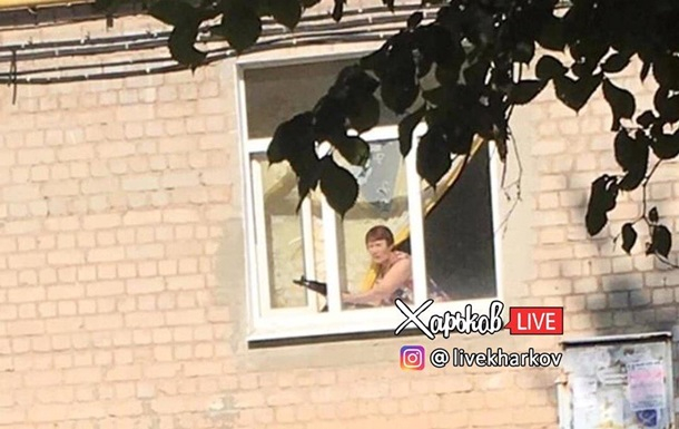«Не грози баварским бабулям»: в Харькове обсуждают пенсионерку, которая якобы наставила на детей автомат (фото)