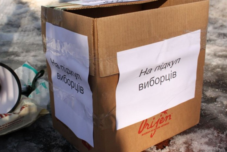 Под Харьковом кандидат предлагал избирателям поесть и проголосовать за него
