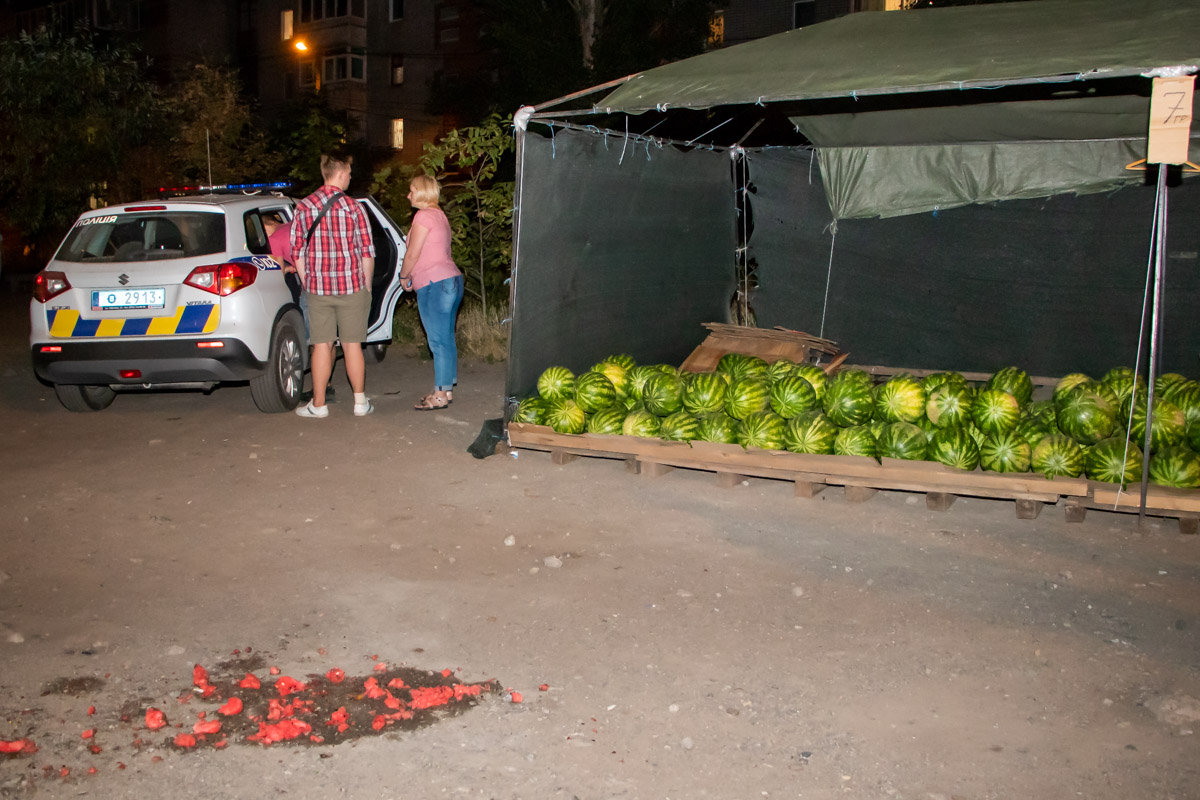 В Днепре вместо бесплатного арбуза мужчина получил в бок "перо"