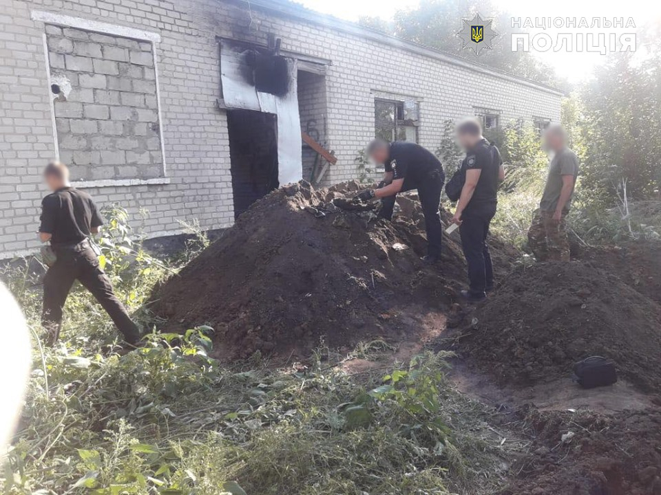 На Луганщине полицейские обнаружили тайник с оружием и боеприпасами