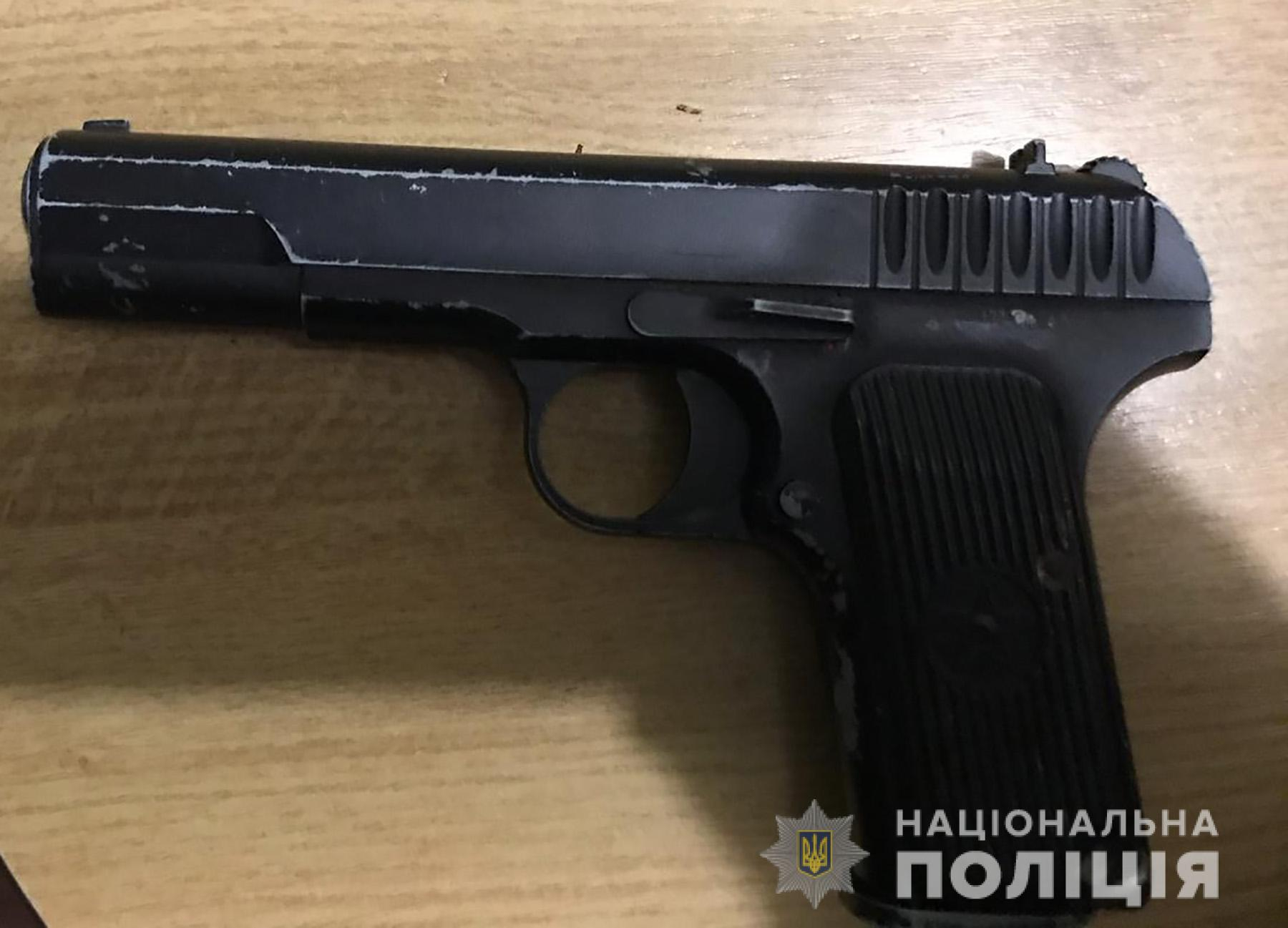 Запорожца ограбили в туалете, угрожая пистолетом