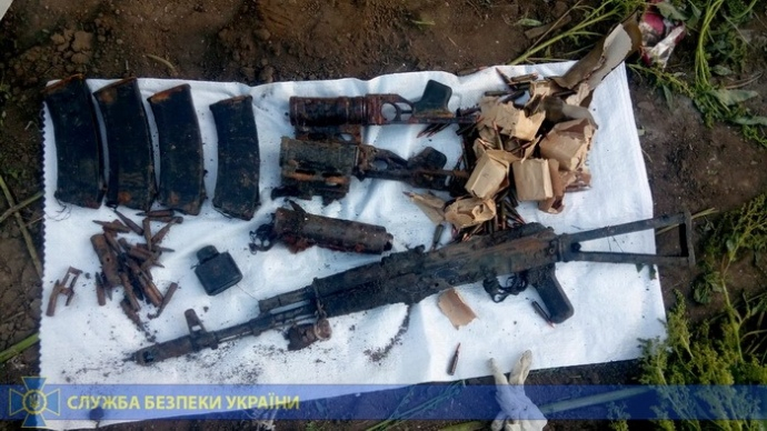 В заброшенной школе на Донетчине нашли схрон с оружием