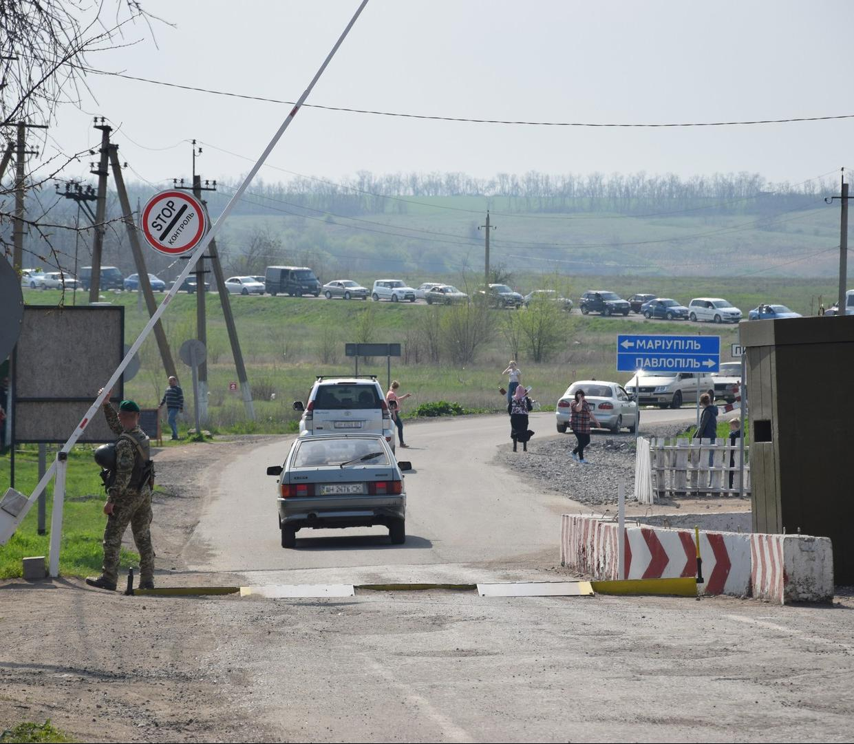 Ситуация в КПВВ: в "Новотроицком" стоит почти сотня машин