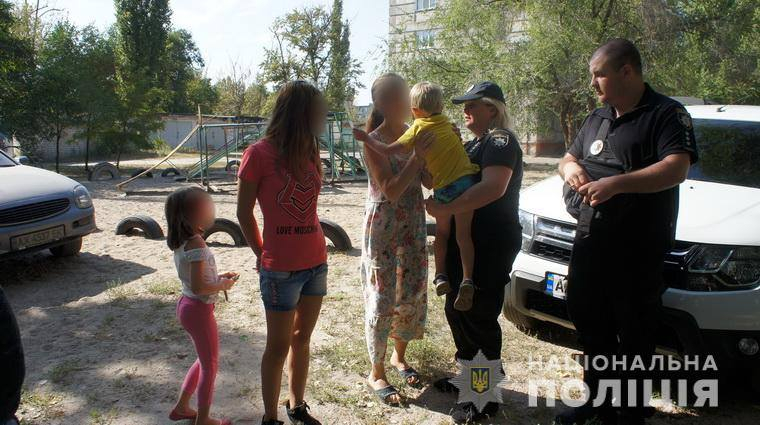 В Северодонецке сотрудница полиции нашла ребенка, который потерялся