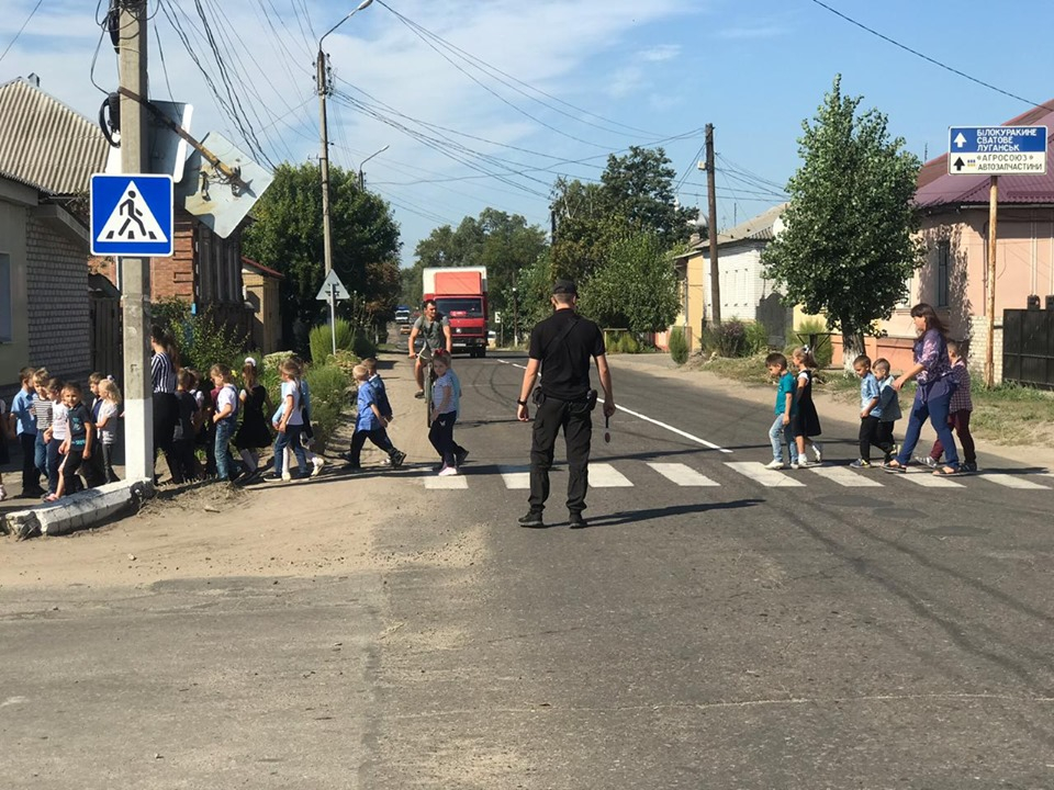 В Старобельске полицейские вывели школьников на проезжую часть