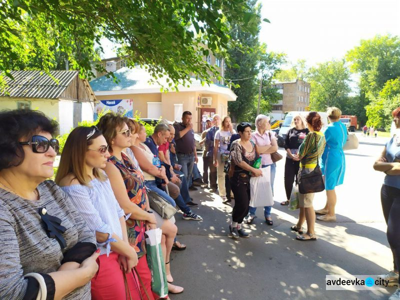 В Авдеевке к работе вернулись коммунальщики: город не убирался несколько дней