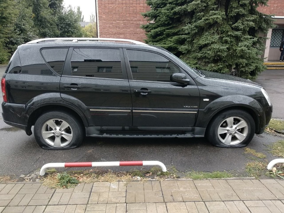 На Донетчине прокурору пробили колеса автомобиля после заседания суда по делу боевика "ДНР"