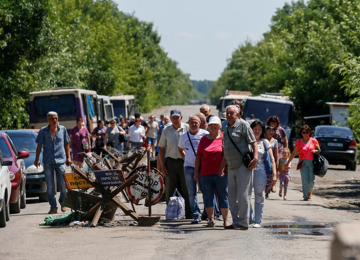 На КПВВ по линии разграничения не хватает административных и банковских услуг: результаты опроса
