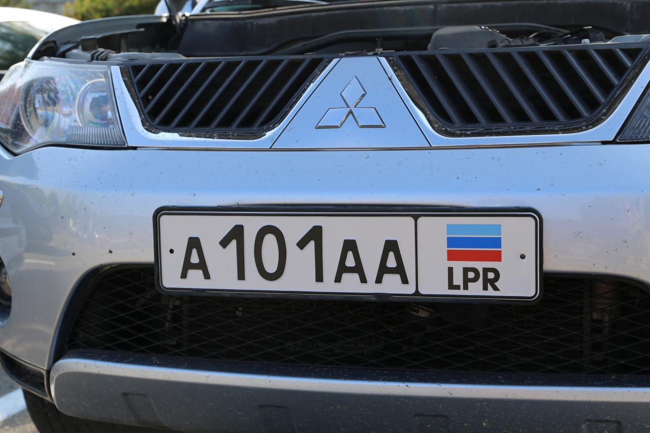 В "ЛНР" водителей заставляют менять украинские номера на свои