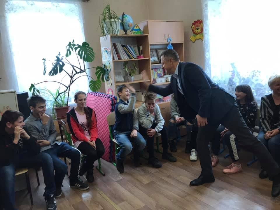 Детский омбудсмен Кулеба посетил прифронтовой район Луганщины