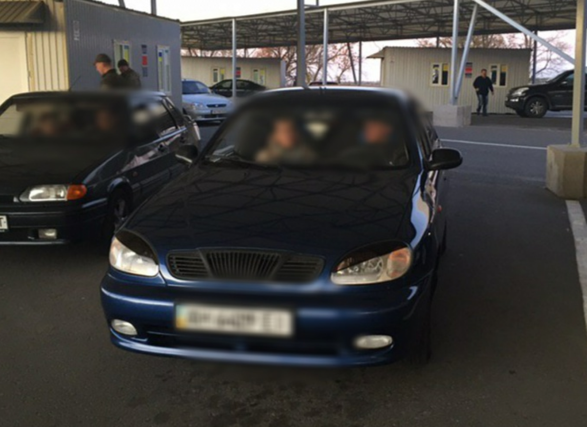 Пограничники в Донецкой области задержали на КПВВ три авто с поддельными документами