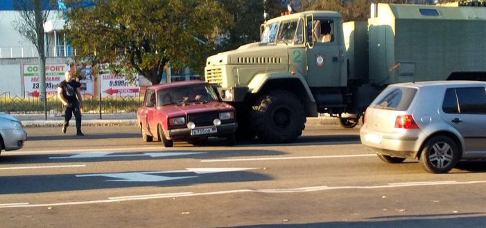 В оккупированной Макеевке автомобиль "подрезал" КрАЗ с боевиками