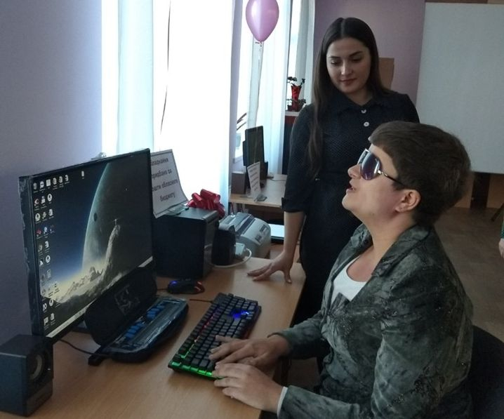 В Бахмутской библиотеке для слабовидящих появился компьютер и доступ в интернет
