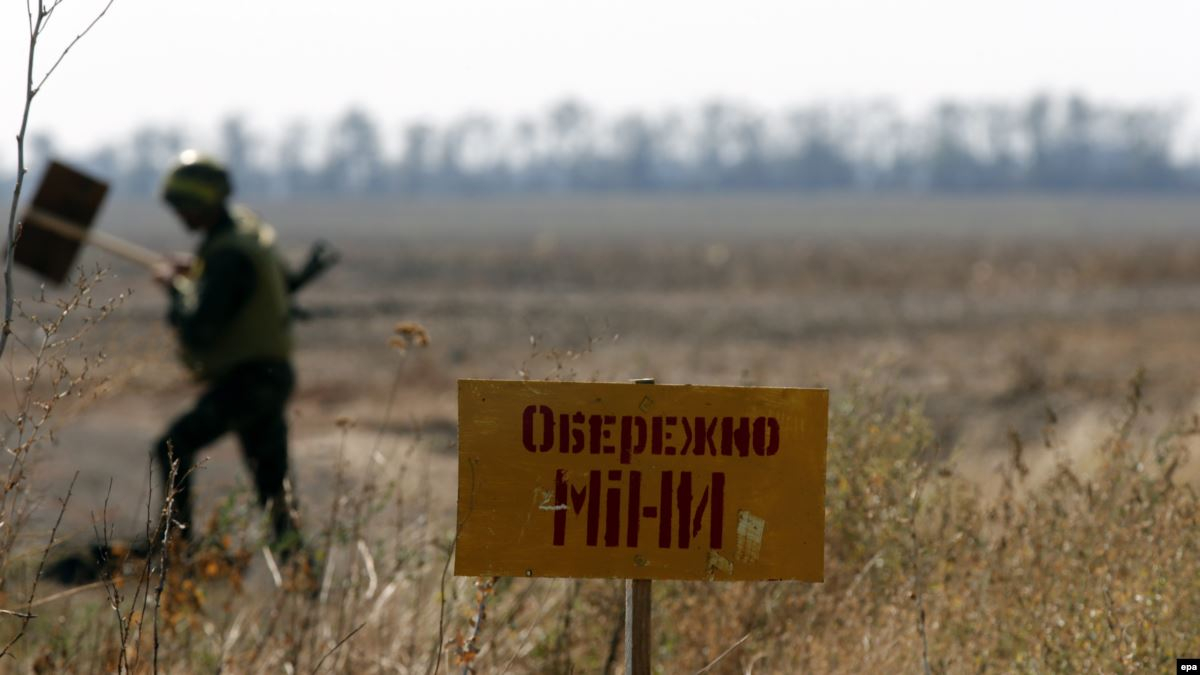 На Донбассе подорвался украинский военный