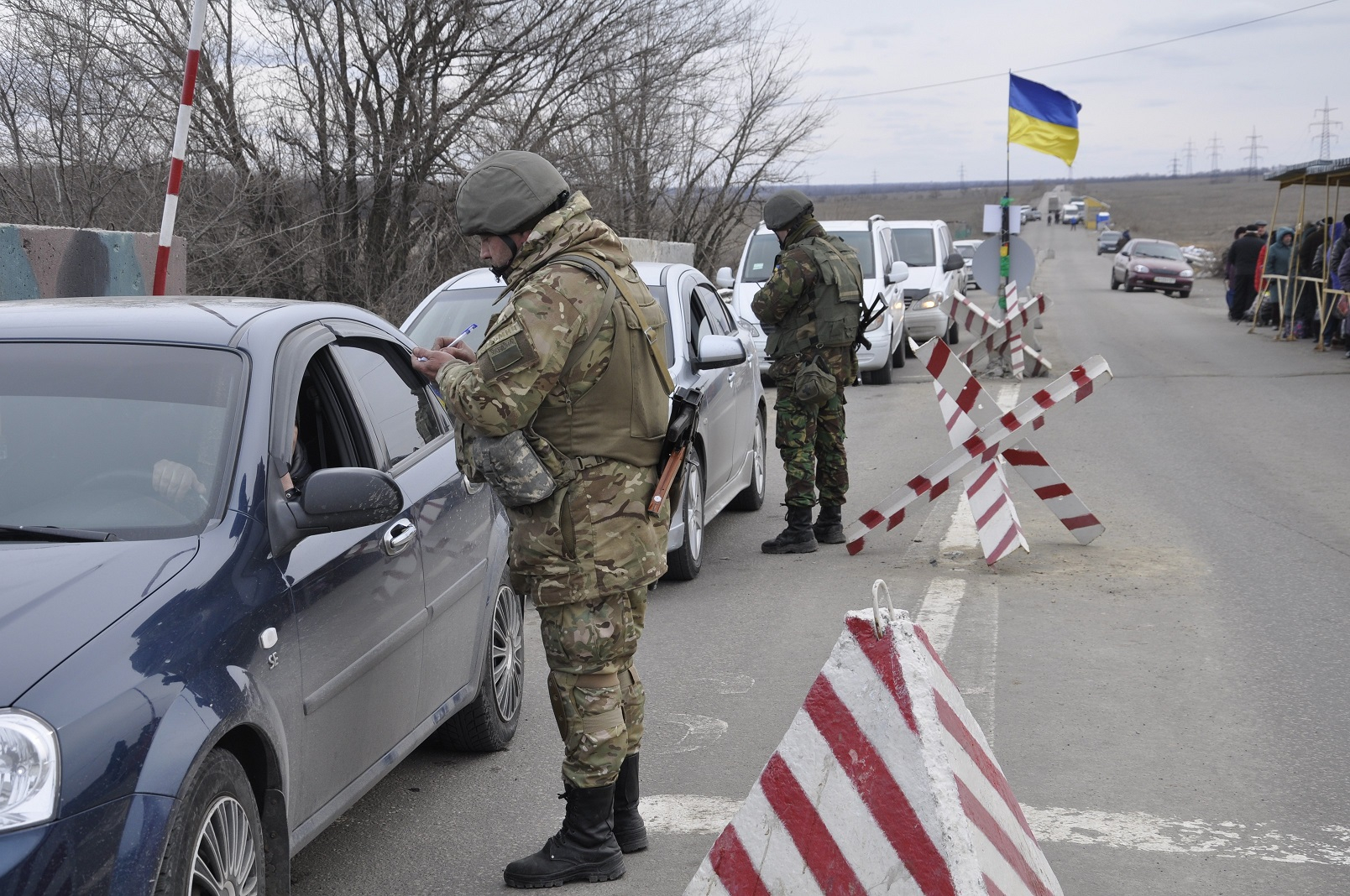За сутки на КПВВ увеличился поток людей и машин, все пункты работают в штатном режиме