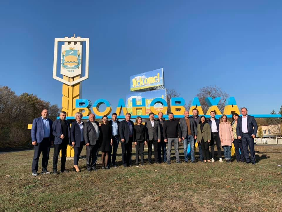 Делегация комитета ВР проверила работу КПВВ "Новотроицкое" и почтила память погибших пассажиров автобуса