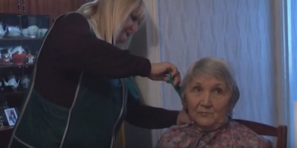 В Рубежном социальная парикмахерская для пожилых людей приезжает прямо на дом