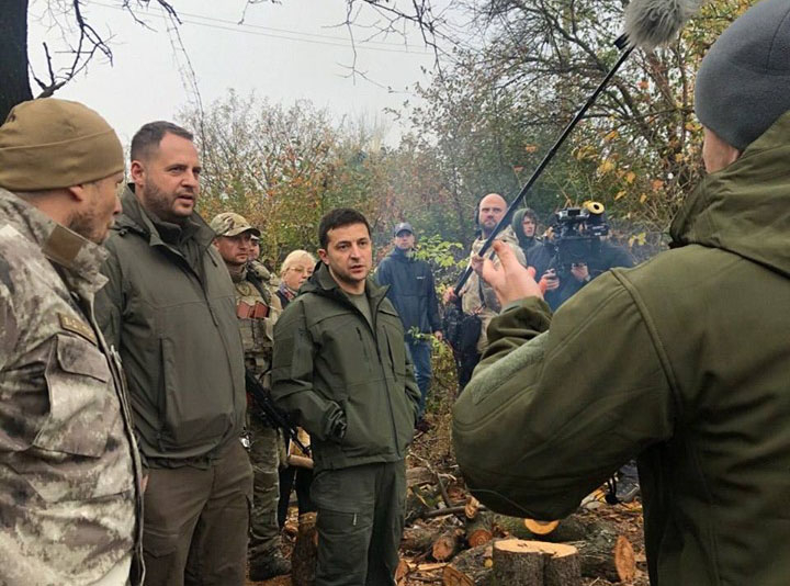 "Я же не лох какой-то": Зеленский "наехал" на военного из-за вопроса о протестах