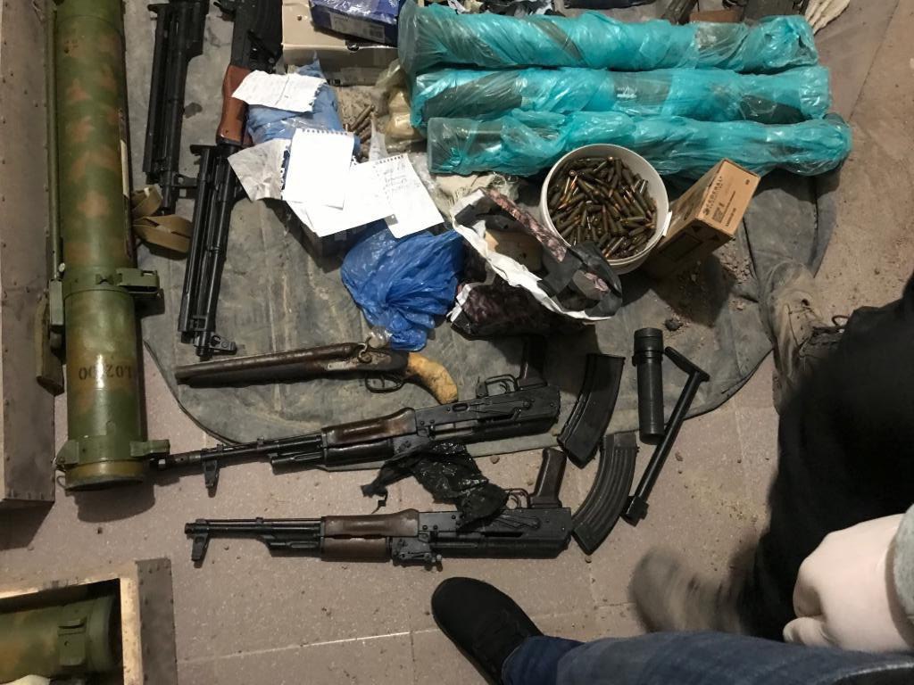 Гранатометы, огнеметы, автоматы. На даче харьковского киллера Титова нашли арсенал оружия