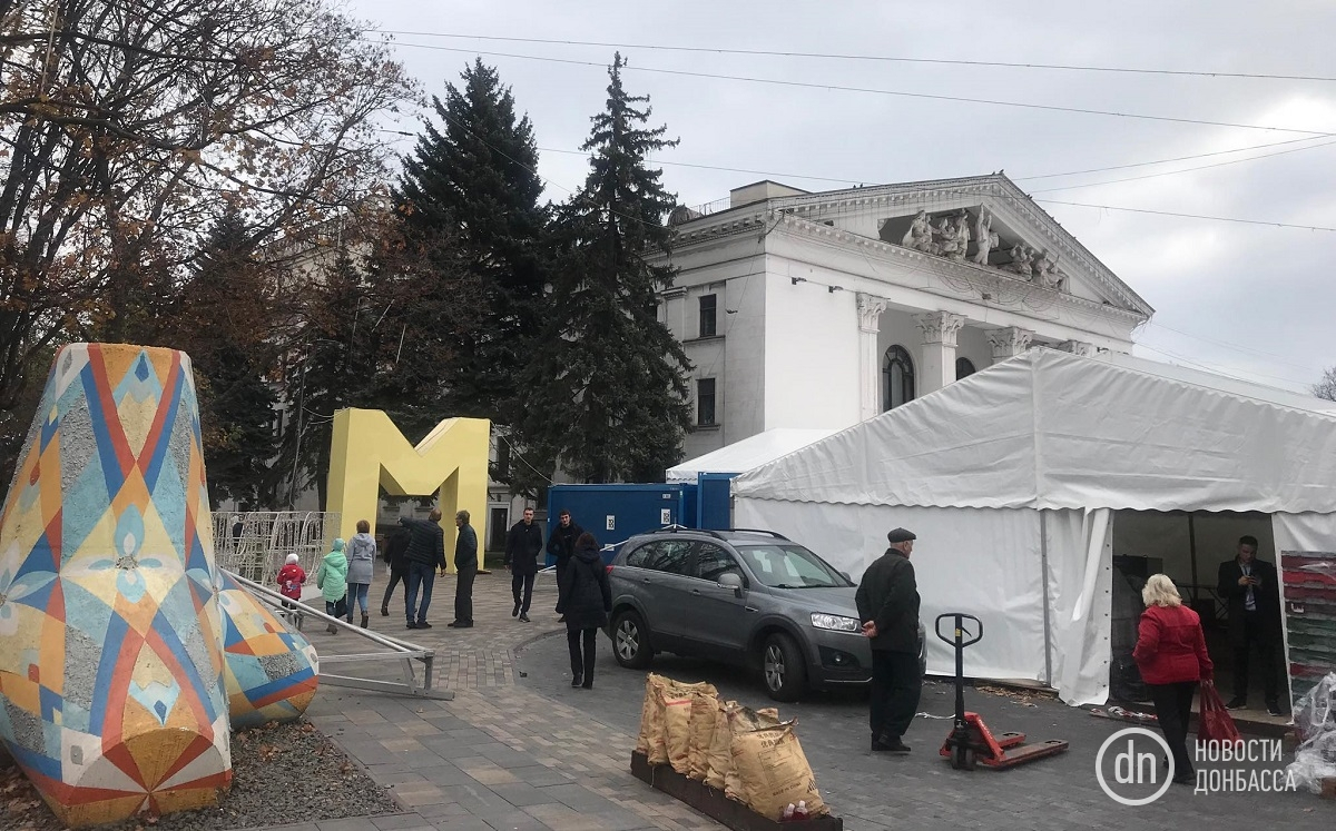 В Мариуполе начали устанавливать локации для инвестфорума: фото