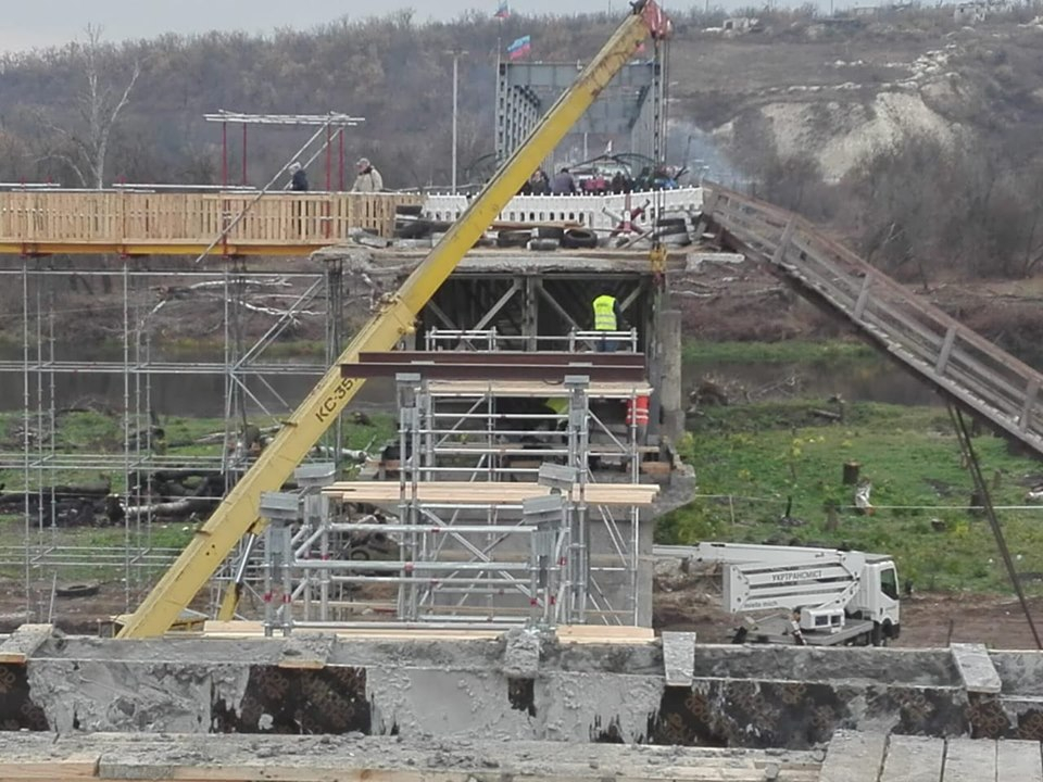 Все по графику: опубликованы новые фото ремонта моста в Станице Луганской