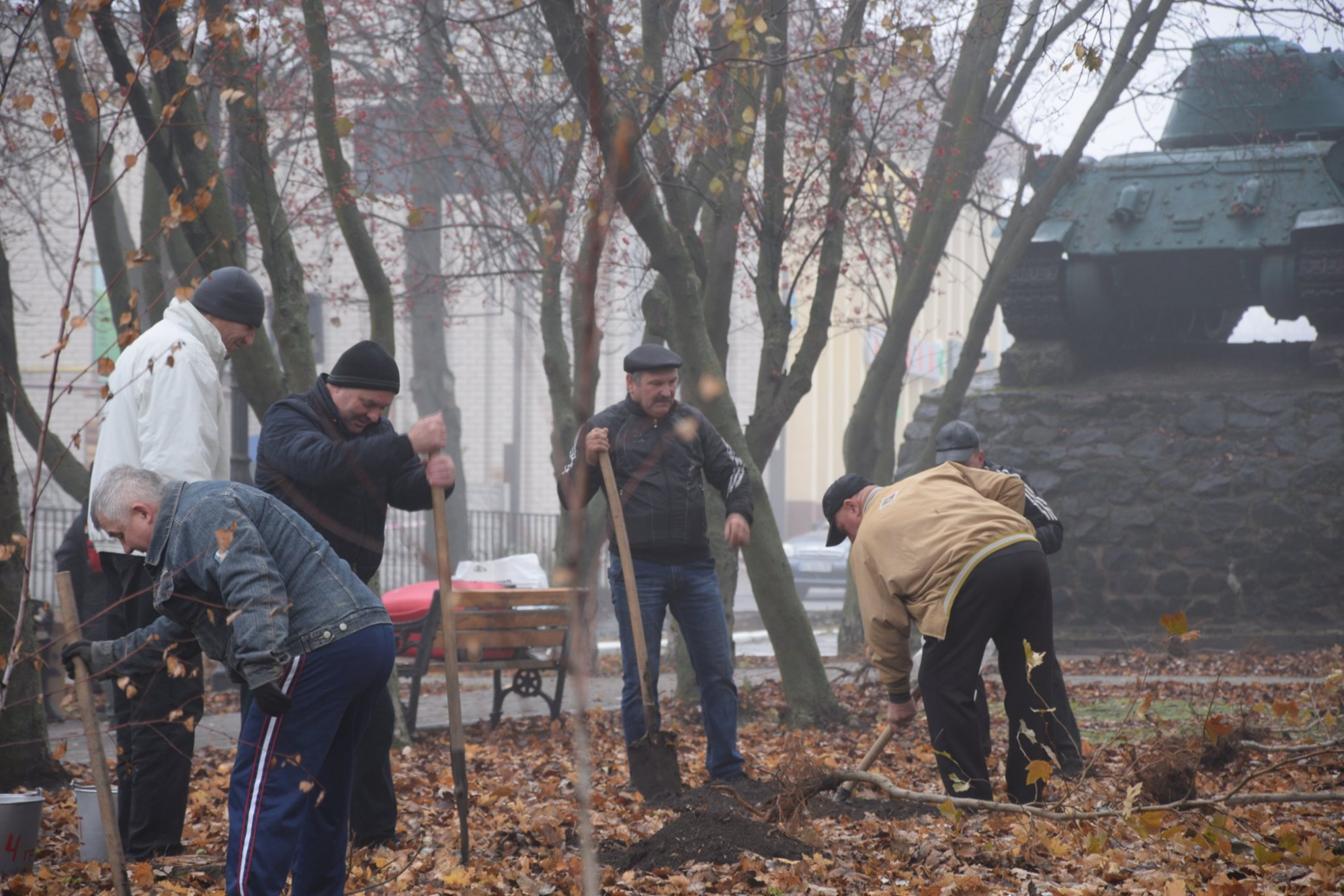 В Волновахе высадили десятки кустов и деревьев: фото
