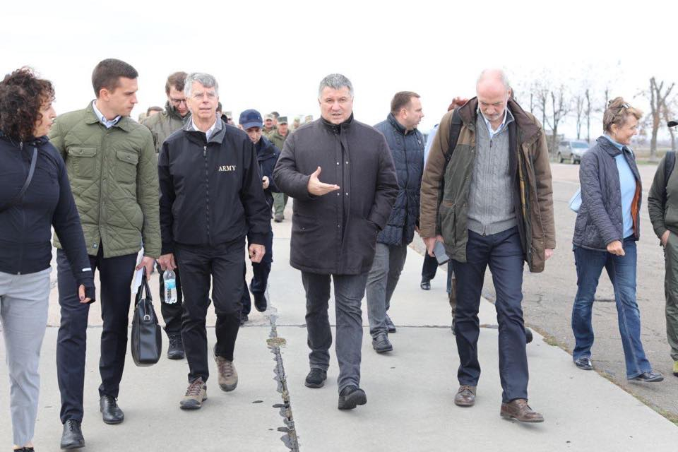 Аваков лично проверил правопорядок и безопасность в Золотом: фотофакт