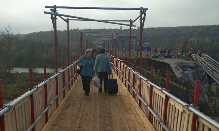 "Мне показывают столб, на котором я буду висеть": в Станице Луганской рассказали, как угрожают проукраинским жителям