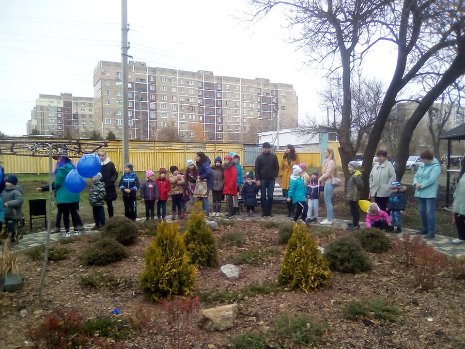 В Славянске открыли "Сквер семейного отдыха": фото