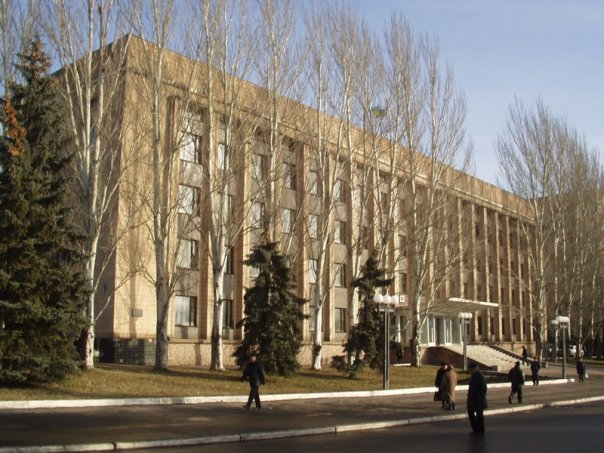 В оккупированном Торезе взорвали машину с владельцем сигаретной фирмы, - соцсети